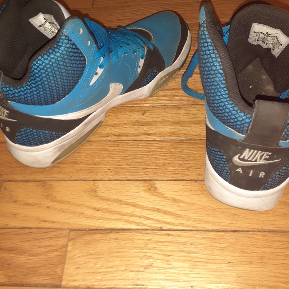 Size 9.5 nike - Picture 2 of 2